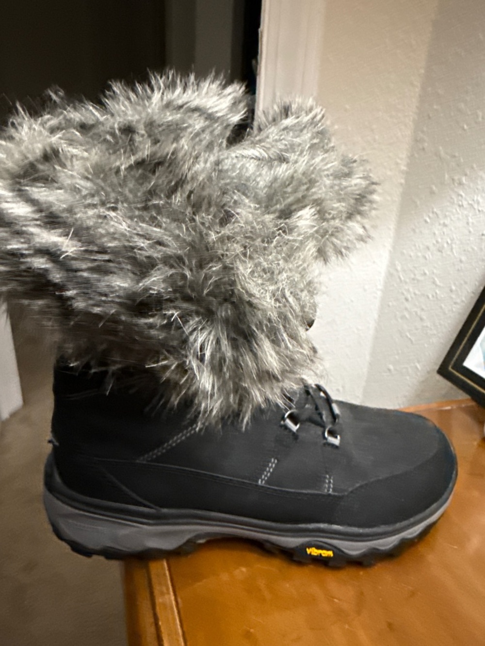 Eddie Bauer women snow boots size W8